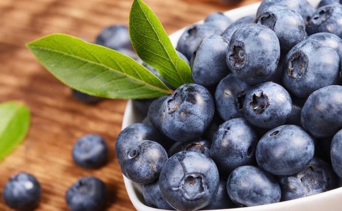 Quả việt quất chứa nhiều chất chống oxy hóa mạnh như anthocyanin và polyphenol, giúp bảo vệ tế bào gan.