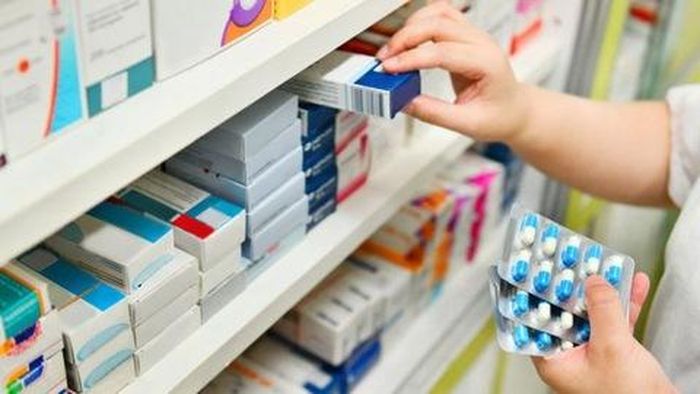 Bộ Y tế đang phối hợp với các bộ, ngành liên quan rà soát, đề xuất bổ sung một số quy định nhằm tiếp tục quản lý giá thuốc chặt chẽ hơn, bảo đảm thuốc đến tay người dân với giá hợp lý.