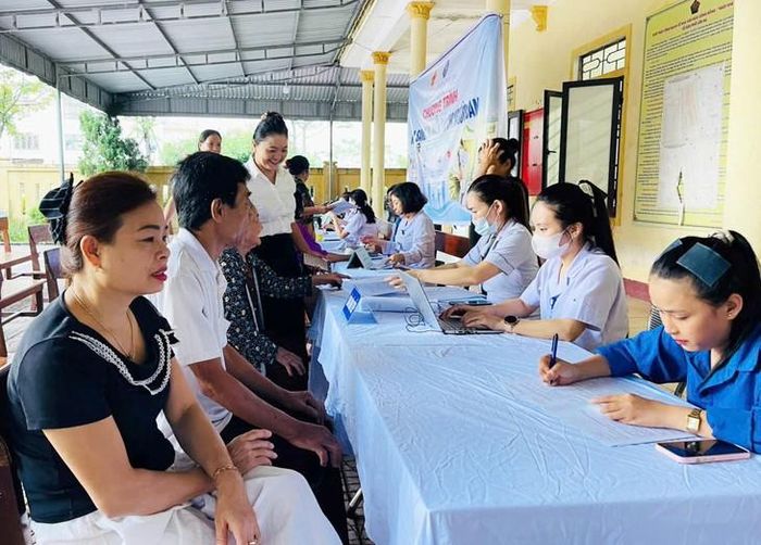 Trạm Y tế phường Trần Phú khám sàng lọc cho người dân. Ảnh: Nhật Thắng.