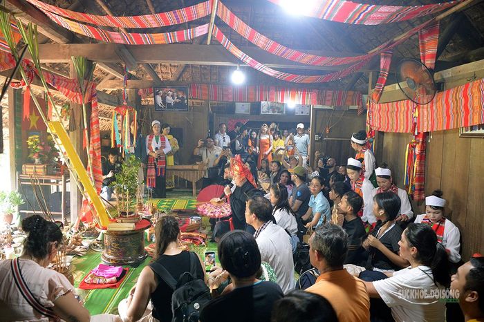 Các đại biểu quốc tế theo dõi nghi lễ truyền thống tại không gian nhà dân tộc Mường. Ảnh: Tuấn Anh