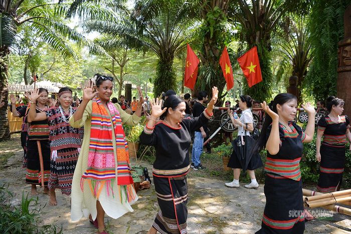 Cùng hòa mình vào điệu múa truyền thống giữa không gian xanh của Làng Văn hóa – Du lịch các dân tộc Việt Nam. Ảnh: Tuấn Anh