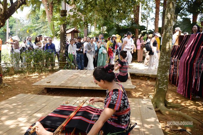 Nghệ nhân giới thiệu kỹ thuật dệt thủ công truyền thống trước sự quan sát của đoàn khách quốc tế. Ảnh: Tuấn Anh