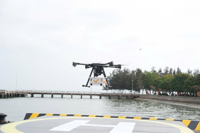 Khai trương tuyến vận chuyển bưu chính bằng thiết bị bay không người lái (UAV) kết nối Cần Giờ - Vũng Tàu. Ảnh: PV