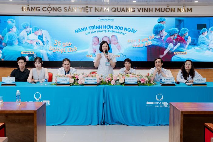 TS.BS Nguyễn Thị Sim, ê-kíp chăm sóc sản phụ và vợ chồng chị Phạm Hồng Nhung chia sẻ tại cuộc gặp gỡ báo chí. ( ảnh BVCC)