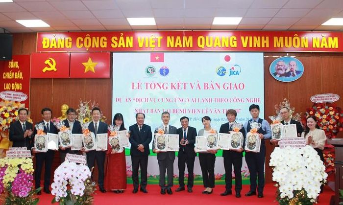 Đại diện Văn phòng Bộ Y tế tại TPHCM, lãnh đạo Sở Y tế và lãnh đạo Bệnh viện Lê Văn Thịnh cùng cảm ơn đại diện JICA, Watakyu Seimoa. Ảnh: Mimosa