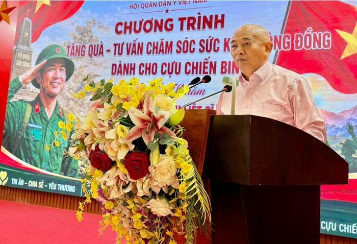Ông Nguyễn Trọng Hùng (Lão Nhà Quê) trao quà tặng cựu chiến binh tại xã Hòa Phú, TP Hà Nội, nhân dịp kỷ niệm Ngày Thương binh - Liệt sĩ 27/7.
