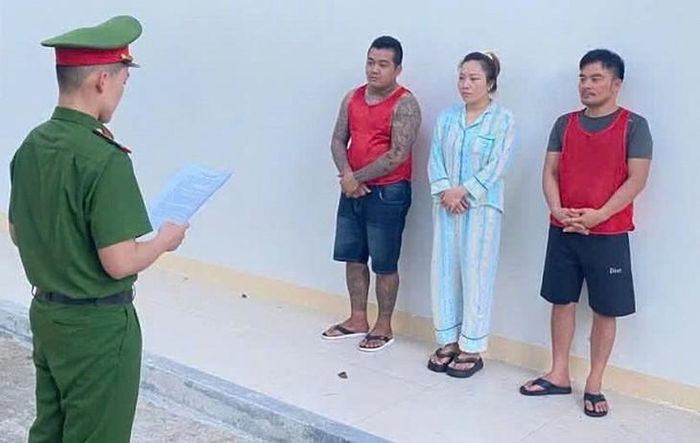 Cơ quan CSĐT tống đạt quyết định bắt tạm giam 3 đối tượng trong vụ án. Ảnh: Công an TP Đà Nẵng.
