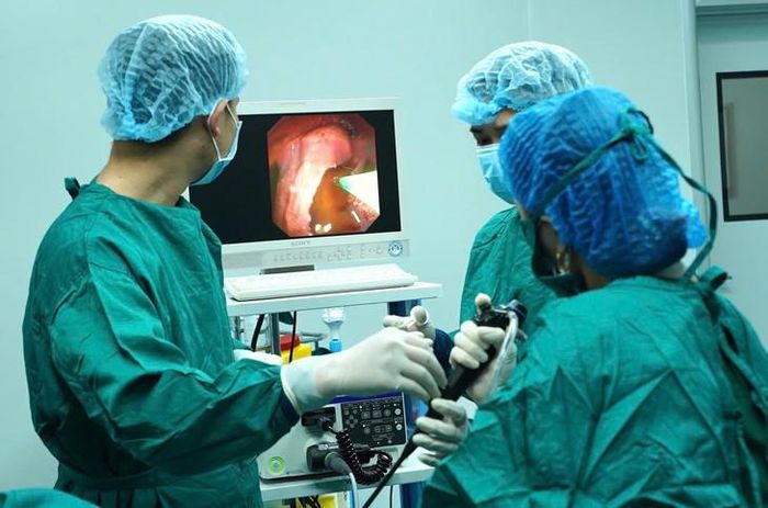 Các bác sĩ tiến hành nội soi sinh thiết màng phổi. Ảnh: BVCC.