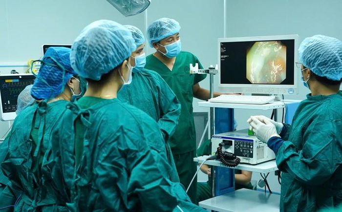 Kỹ thuật nội soi gây mê sinh thiết màng phổi giúp chẩn đoán chính xác căn nguyên tràn dịch, điều trị trúng đích cho bệnh nhân. Ảnh: BVCC.