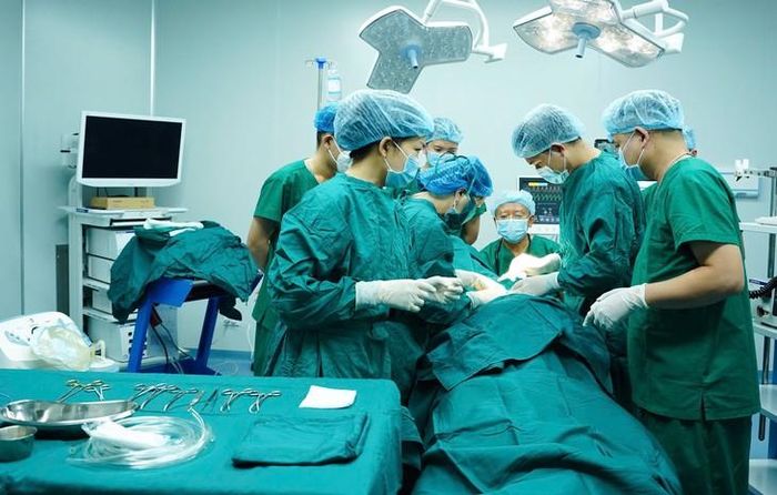 Ê-kíp bác sĩ tiến hành gây mê bệnh nhân để chuẩn bị nội soi cho bệnh nhân. Ảnh: BVCC.