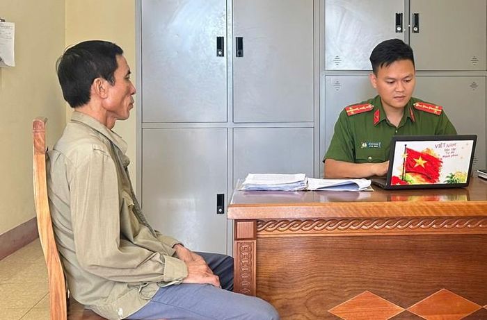 Ông Nguyễn Đức Tịnh - Chủ thầu xây dựng làm việc với cơ quan công an liên quan đến vụ tai nạn lao động. Ảnh: Cơ quan Công an.