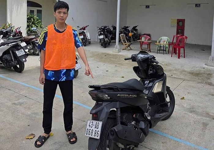 Đối tượng gây án cùng chiếc xe tang vật. Ảnh: Công an TP Đà Nẵng.