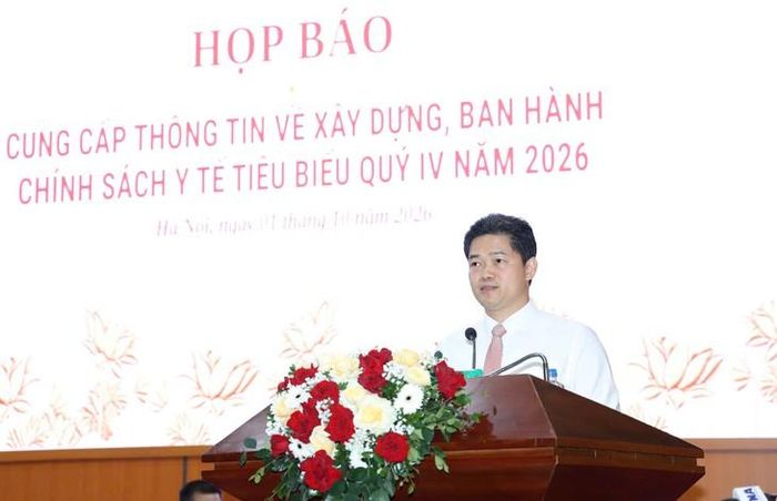 Ủy viên dự khuyết Ban Chấp hành Trung ương Đảng, Thứ trưởng Thường trực Bộ Y tế Vũ Mạnh Hà thông tin về công tác tham mưu, xây dựng thể chế chính sách của Bộ Y tế với báo chí. Ảnh: Trần Minh