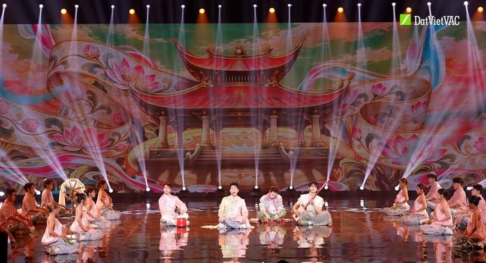  Trước khi giành chiến thắng, Thêu Hoa Dệt Gấm là một trong những ca khúc được biểu diễn tại Đêm công bố & Trao giải. 