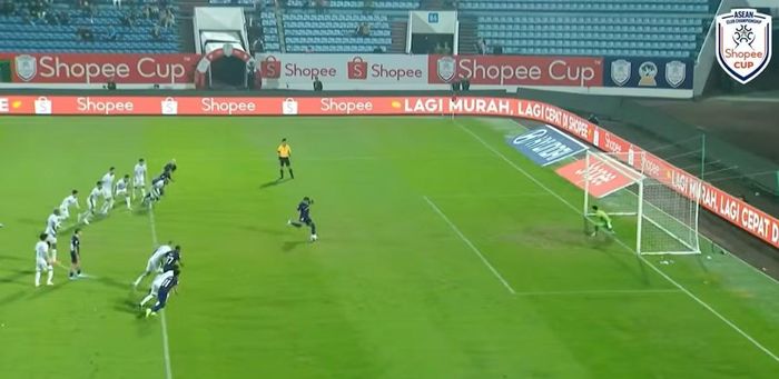 Tình huống Bergson sút penalty vào lưới CLB Nam Định ngày 5/2/2026. Ảnh: ASEAN United FC.