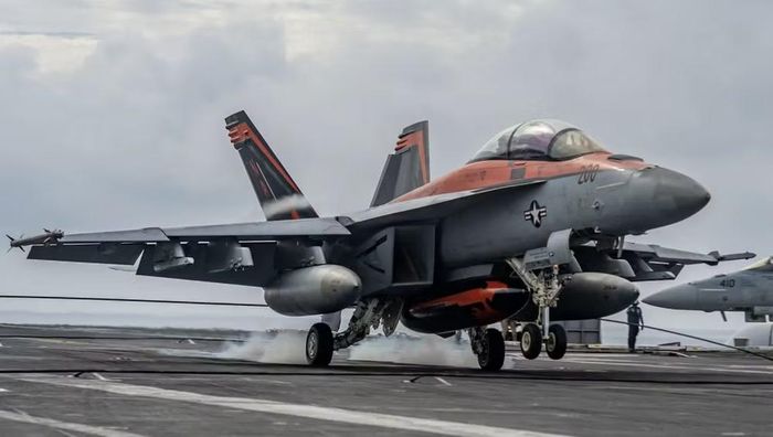 Tháng 11/2023, một tiêm kích F/A-18E Super Hornet cũng từng gặp sự cố cáp hãm trên USS Dwight D. Eisenhower. Máy bay trượt khỏi boong và chỉ cách mặt biển khoảng 5 m trước khi phi công lấy lại được tốc độ và độ cao.