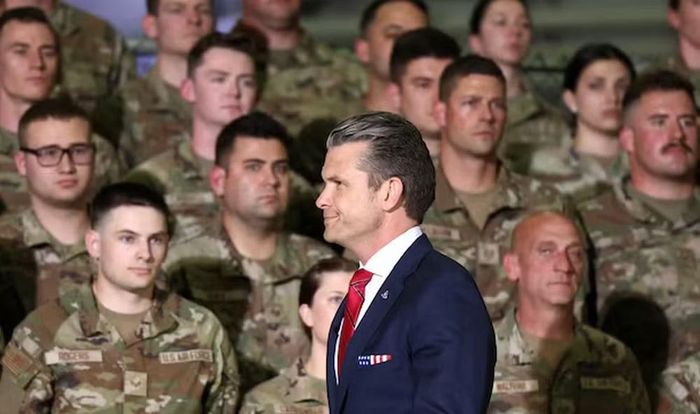 Đây không phải lần đầu ông Hegseth thúc đẩy việc thu gọn đội ngũ lãnh đạo quân đội. Năm 2025, ông từng yêu cầu giảm 10% số vị trí tướng và đô đốc, đồng thời giảm 20% số vị trí tướng 4 sao và một số vị trí tướng thuộc lực lượng Vệ binh Quốc gia.