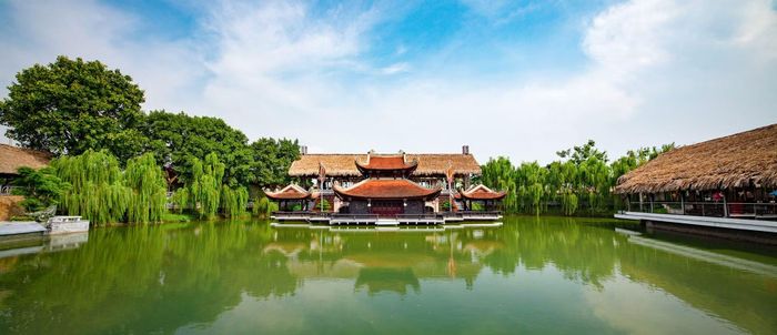 Thủy đình tại Làng Văn Hoá và Ẩm thực Nắng Sông Hồng