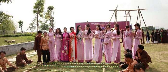 Các trò chơi dân gian tại Làng Văn Hoá và Ẩm thực Nắng Sông Hồng