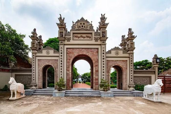 Cổng làng quê Bắc Bộ được phục dựng tại Làng Văn Hoá và Ẩm thực Nắng Sông Hồng