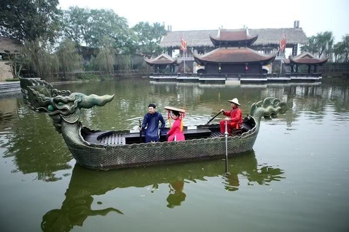 Chiếc thuyền rồng gắn liền văn hóa Thăng Long - Hà Nội tại Làng Văn Hoá và Ẩm thực Nắng Sông Hồng