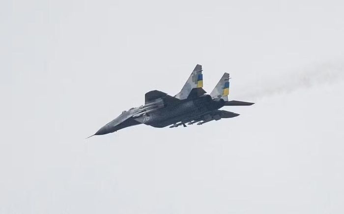 Cùng thời điểm, một tiêm kích hạng nặng Su-35S Nga được cho là đang tuần tra trên khu vực làng Mykhailivka do Nga kiểm soát, cách chiếc MiG-29 Ukraine 70-75 km.
