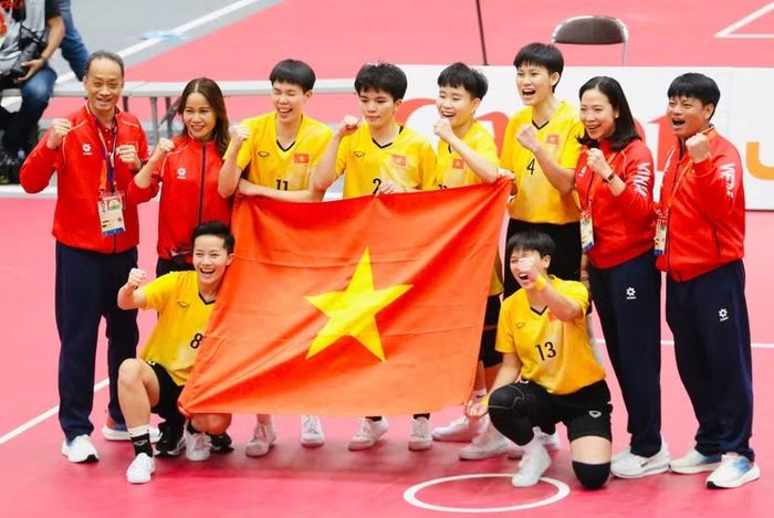 Những hình ảnh thi đấu, ăn mừng đầy cảm xúc và tự hào của đội cầu mây nữ sau khi đánh bại Thái Lan để vô địch ASIAD 2026 (Ảnh: Bùi Lượng)