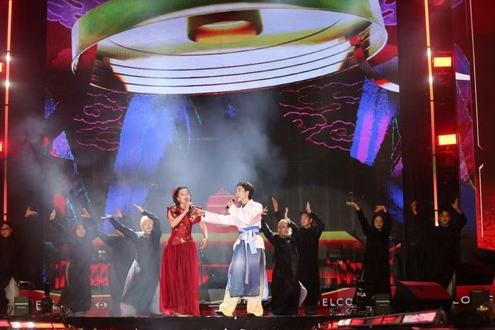 Sinh viên Trường Đại học Thăng Long gây ấn tượng khi kết hợp chất liệu dân gian truyền thống với sự trẻ trung đương đại trong các tiết mục biểu diễn