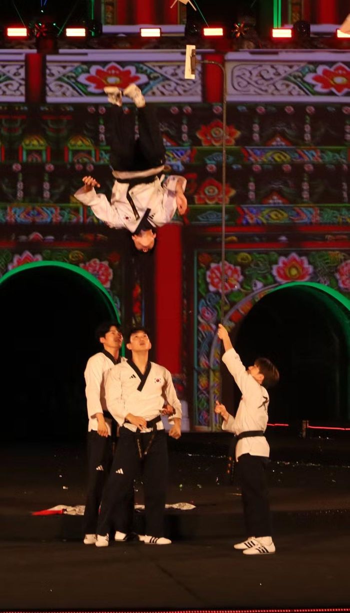 Đoàn biểu diễn của Hiệp hội Taekwondo Quốc gia đến từ Hàn Quốc mang đến một tiết mục giàu năng lượng