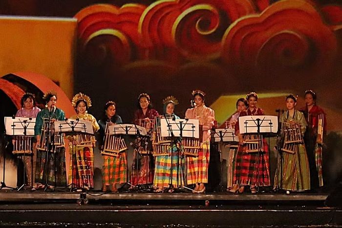Phần trình diễn của đoàn nghệ sĩ Indonesia với ca khúc “Người Việt mình thương nhau”, sáng tác của nhạc sĩ Châu Đăng Khoa