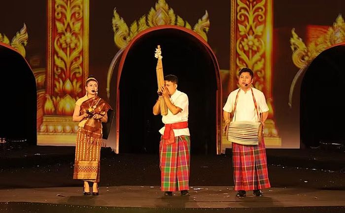Tiết mục “Sieng Khen Lao” đến từ nước láng giềng Lào mang âm hưởng đặc trưng của nghệ thuật biểu diễn xứ triệu voi