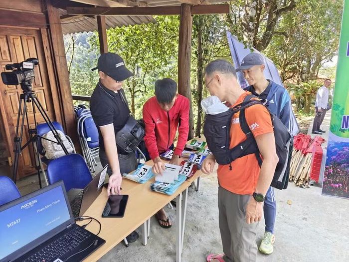 Vận động viên lấy BIB chạy