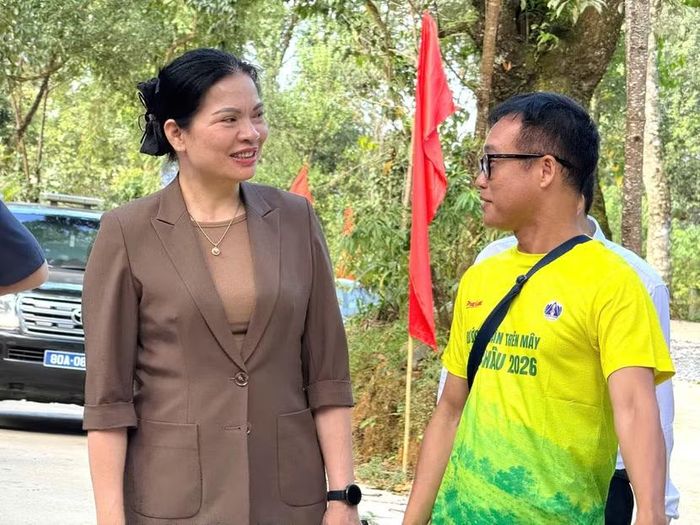 Bà Hà Thị Nga, Phó Chủ tịch – Tổng Thư ký Ủy ban Trung ương Mặt trận Tổ quốc Việt Nam có cuộc trao đổi nhanh cùng Nhà báo Trần Ngọc Hà Phó Tổng Biên tập Báo Pháp luật Việt Nam về giải leo núi” Bước chân trên mây- chinh phục con đường đá cổ Pavi năm 2026” do Báo Pháp Luật Việt Nam phối hợp cùng Sở Văn Hoá, Thể Thao và Du lịch tỉnh Lai Châu tổ chức