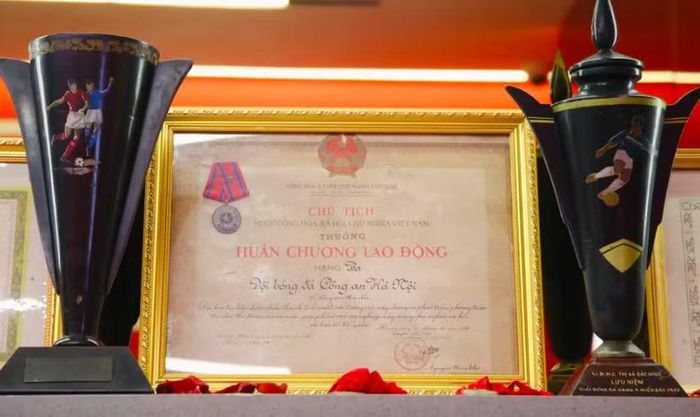 Đội bóng đá Công an Hà Nội vinh dự được Nhà nước tặng thưởng Huân chương Lao động hạng Ba - trở thành đội bóng đầu tiên trong lịch sử bóng đá Việt Nam nhận danh hiệu cao quý này