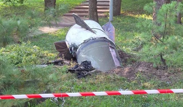 Mảnh vỡ này được phát hiện cắm xuống đất tại Kiev sau đòn tập kích của Nga.