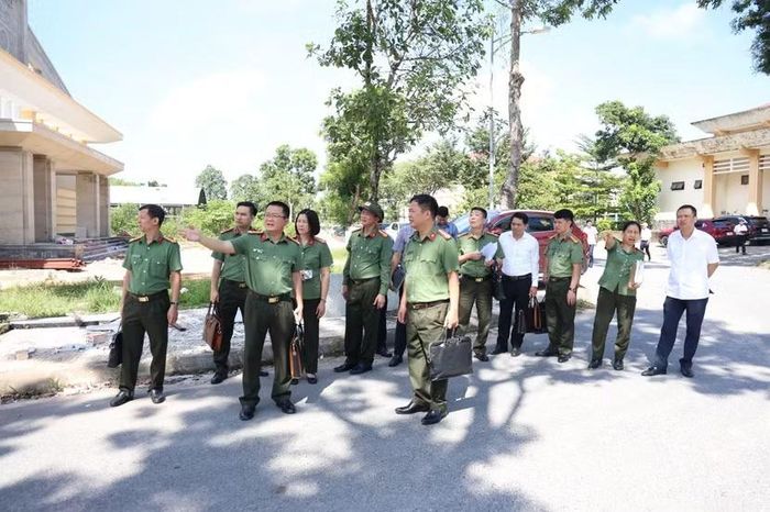 Thiếu tướng Nguyễn Hồng Nguyên cùng đoàn trực tiếp khảo sát tại trụ sở Công an tỉnh Quảng Trị cũ.