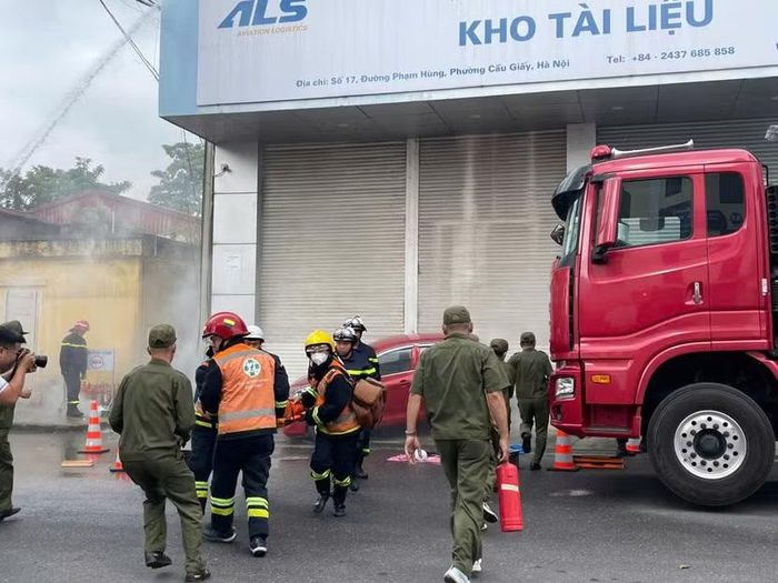 Phối hợp triển khai cứu người bị nạn mắc kẹt dưới gầm ô tô và đưa nạn nhân đi cấp cứu