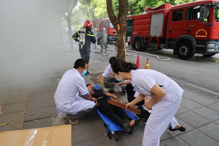 Lực lượng y tế kịp thời hỗ trợ người bị nạn đi cấp cứu
