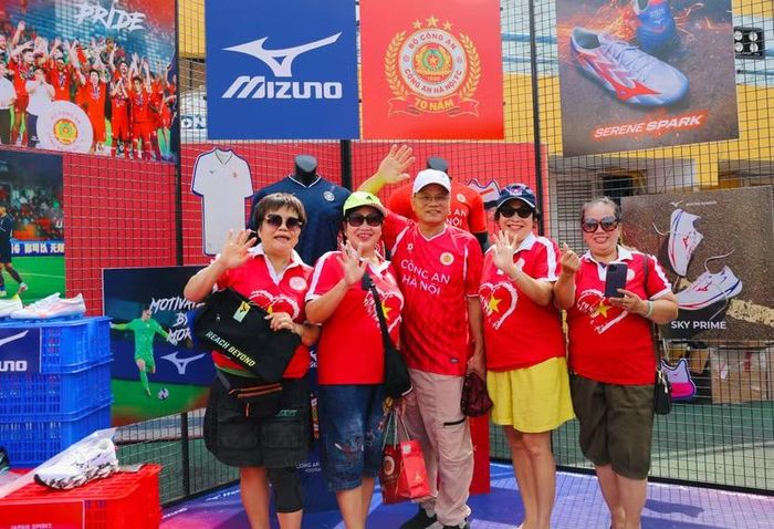 Cổ động viên "check-in" khu trang phục thi đấu CLB Công an Hà Nội