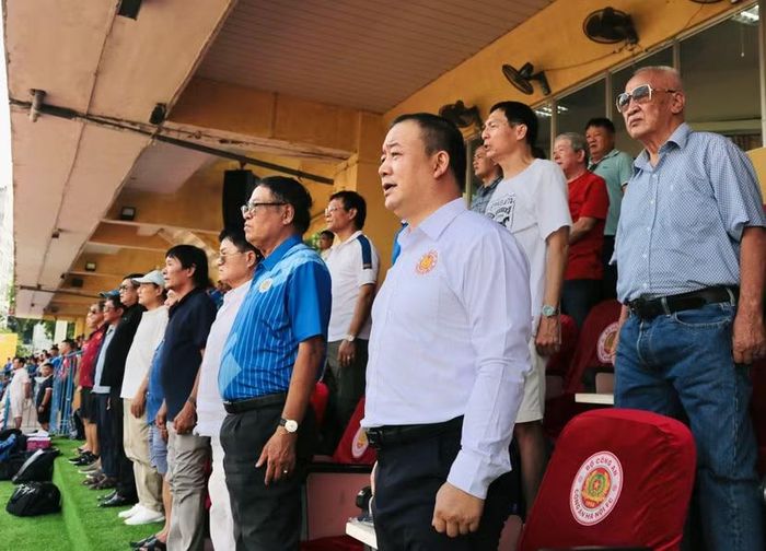 Các đại biểu, khách mời, cựu danh thủ, khán giả cùng các đội thực hiện nghi thức chào cờ, khai mạc Ngày hội bóng đá Kỷ niệm 70 năm thành lập CLB bóng đá Công an Hà Nội (10/10/1956 – 10/10/2026)