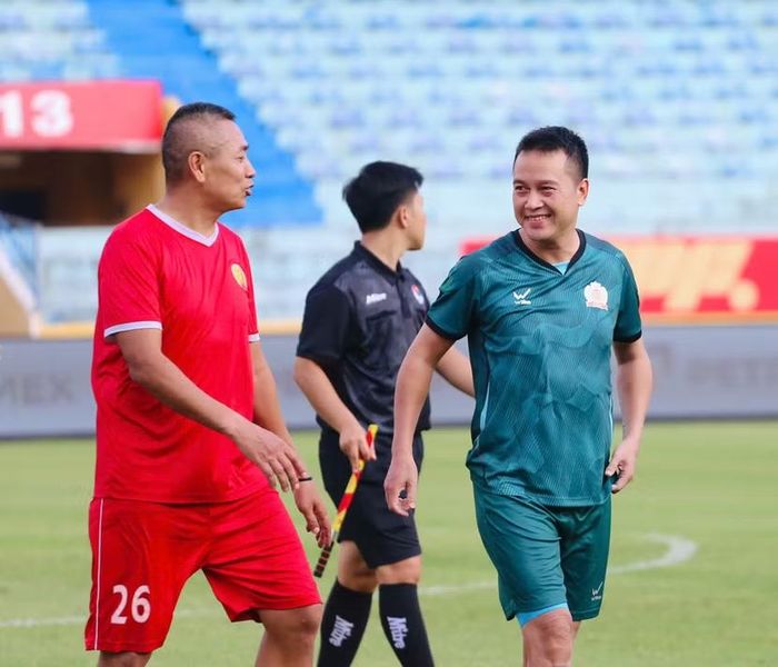 Các cựu cầu thủ đã cống hiến những pha bóng đẹp mắt trong những trận đấu ngập tràn kỷ niệm và tiếng cười (Ảnh: Thuần Thư)