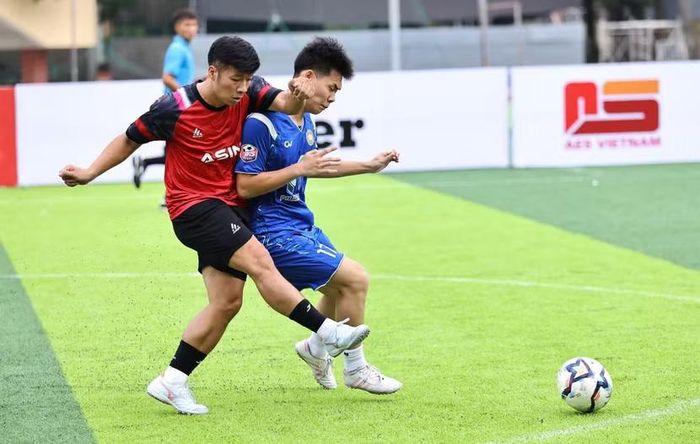Các đội bóng tranh tài ngay sau lễ khai mạc.