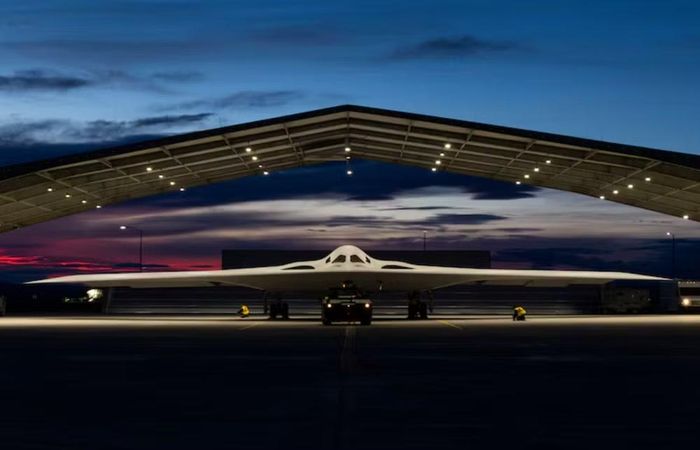 Oanh tạc cơ B-52 đã phục vụ từ những năm 1950, còn B-1B và B-2 cũng lần lượt bước vào biên chế từ cuối Chiến tranh Lạnh. Riêng oanh tạc cơ B-2 được thiết kế từ thập niên 1980 và bắt đầu được bàn giao cho Không quân Mỹ năm 1993.