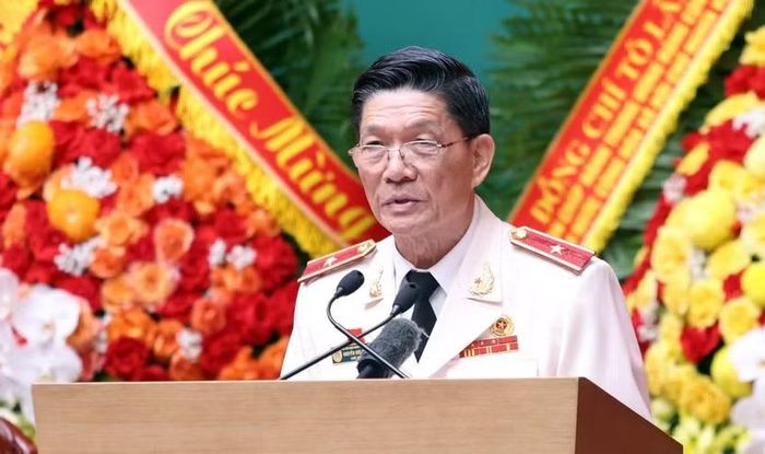 Thiếu tướng Nguyễn Đức Nghi, Chủ tịch Hội Cựu CAND TP Hà Nội tham luận tại Đại hội