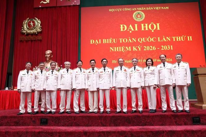 Thượng tướng Lê Quý Vương - Chủ tịch Hội Cựu CAND Việt Nam chụp ảnh lưu niệm cùng Đoàn đại biểu Hội Cựu CAND CATP Hà Nội 