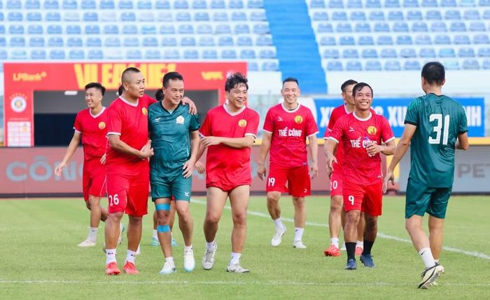 Mỗi trận đấu có thắng - có thua, song trên hết là những nụ cười, những cái ôm, bắt tay thật chặt của những đồng đội, đồng nghiệp gắn bó một thời