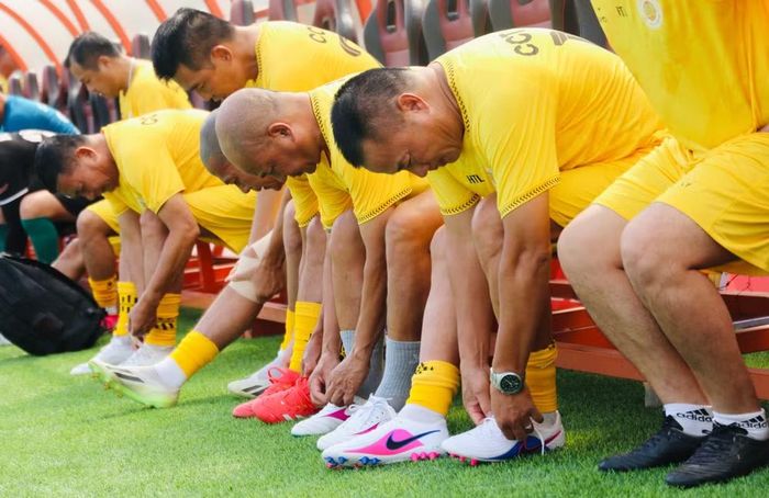 Những cầu thủ vang danh một thời cùng nhau xỏ giày ra sân, ôn lại ký ức đẹp đẽ