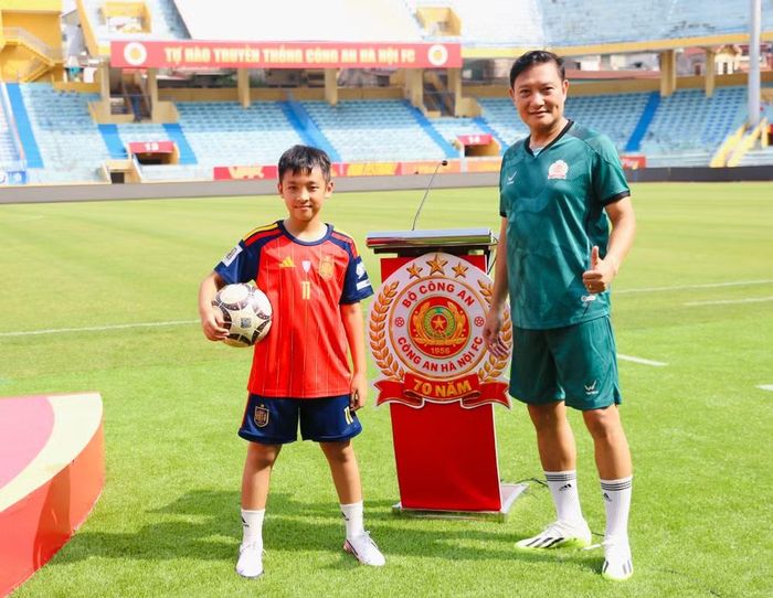 Cựu cầu thủ Công an Hà Nội Phạm Thiếu Linh dẫn theo con trai tới tham dự sự kiện. Anh cho biết con trai cũng rất yêu mến đội bóng đá Công an Hà Nội. "Tôi muốn cháu tới đây để hiểu hơn về đội bóng mình yêu thích, cũng là nơi mà bố mình gắn bó, cống hiến một thời trai trẻ".