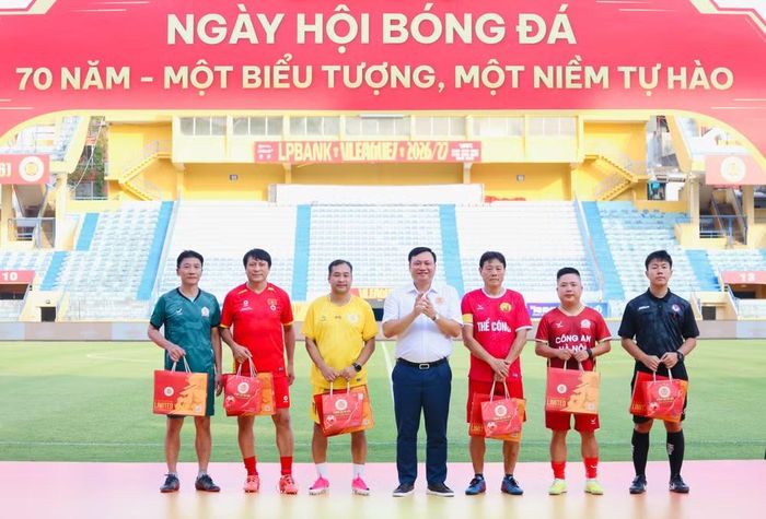 Đại tá Nguyễn Tiến Đạt - Phó Giám đốc Công an thành phố Hà Nội, Chủ tịch CLB Công an Hà Nội tặng quà lưu niệm 5 đội bóng dự Ngày hội bóng đá kỷ niệm 70 năm thành lập CLB Công an Hà Nội