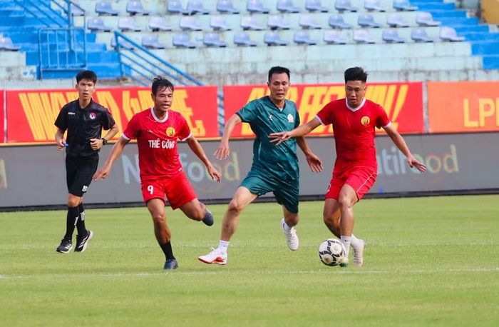 Dù thể lực không còn sung sức, mỗi bước chạy đã chậm hơn xưa song các cựu danh thủ vẫn giữ được phong cách chơi bóng rất riêng, gợi nhắc nhiều ký ức đẹp cho người xem.